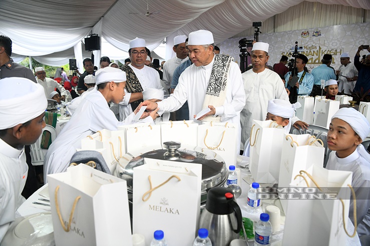 Rakyat Melaka Teruja Kehadiran Ahmad Zahid, Iftar Bersama Pelajar Tahfiz Serta Asnaf