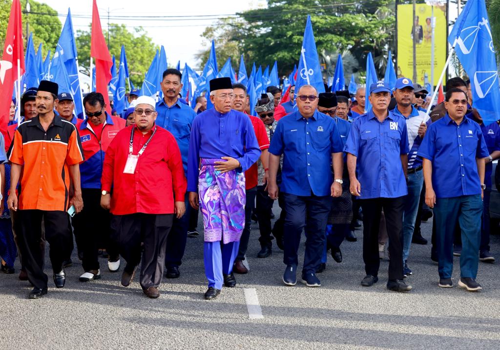 Mahdzir Diiringi Gelombang Biru Ke Pusat Penamaan Calon