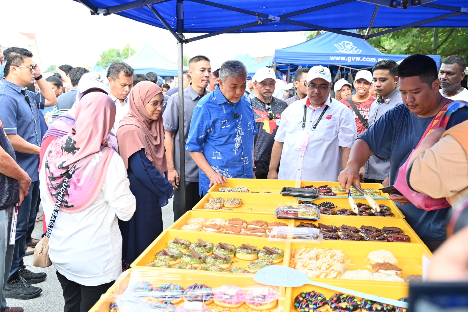 IJOK, 6 Ogos -- Timbalan Perdana Menteri Datuk Seri Dr Ahmad Zahid Hamidi merangkap Pengerusi Barisan Nasional (BN) bersama calon Pakatan Harapan (PH) bagi Dewan Undangan Negeri (DUN) N.11 Ijok Amidi Abdul Manan menyantuni peniaga pasar petang ketika berkempen sempena Pilihan Raya Negeri ke-15 (PRN15) Selangor di Pekan Ijok hari ini.