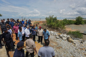 Sebelum menghadiri Mesyuarat Penyelarasan berkenaan cadangan Projek RTB di Tebuk Semani dan Kampung Sungai Nipah sebentar tadi, saya telah berkesempatan untuk melawat ke Sungai Tiang bagi melihat sendiri keadaan tebing muara sungai yang memerlukan perhatian segera. Fenomena air pasang besar yang berlaku baru-baru ini telah menyebabkan kerosakan pada benteng penahan ombak dan jika tidak diatasi segera, ia mungkin akan memberi kesan kepada kawasan kebun dan rumah penduduk sekitar.