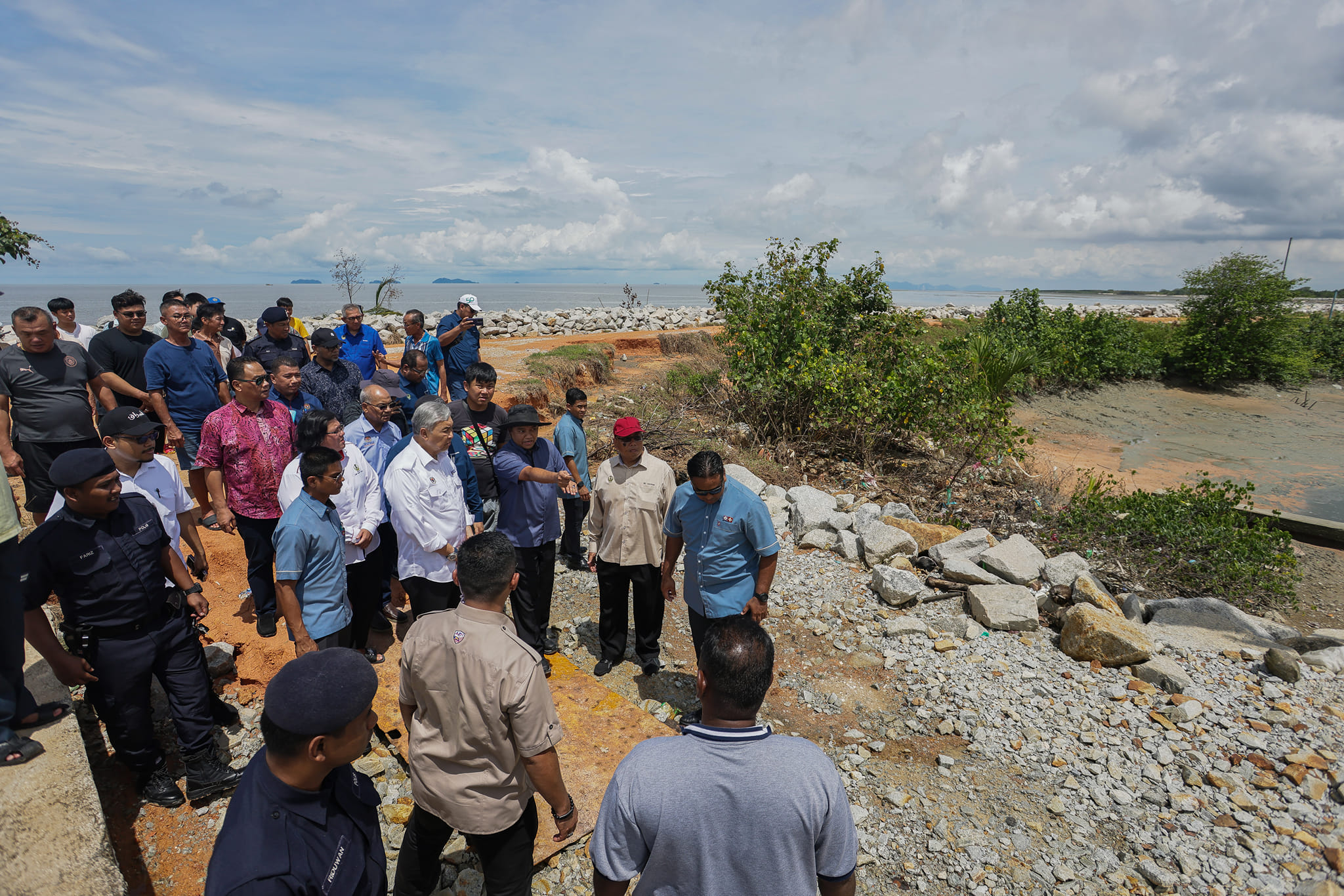 Sebelum menghadiri Mesyuarat Penyelarasan berkenaan cadangan Projek RTB di Tebuk Semani dan Kampung Sungai Nipah sebentar tadi, saya telah berkesempatan untuk melawat ke Sungai Tiang bagi melihat sendiri keadaan tebing muara sungai yang memerlukan perhatian segera.Fenomena air pasang besar yang berlaku baru-baru ini telah menyebabkan kerosakan pada benteng penahan ombak dan jika tidak diatasi segera, ia mungkin akan memberi kesan kepada kawasan kebun dan rumah penduduk sekitar.