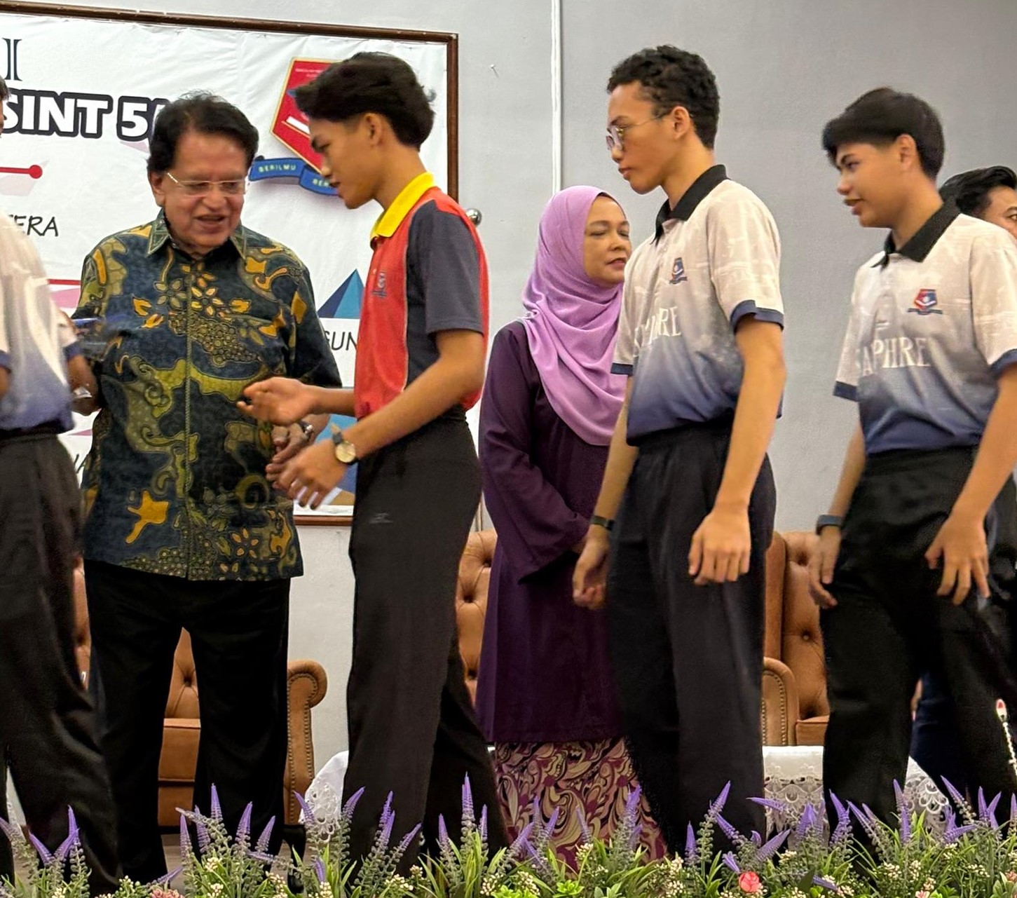 Tengku Adnan Santuni Pelajar SPM Dan STPM, Usaha UMNO Tak Banyak Alasan