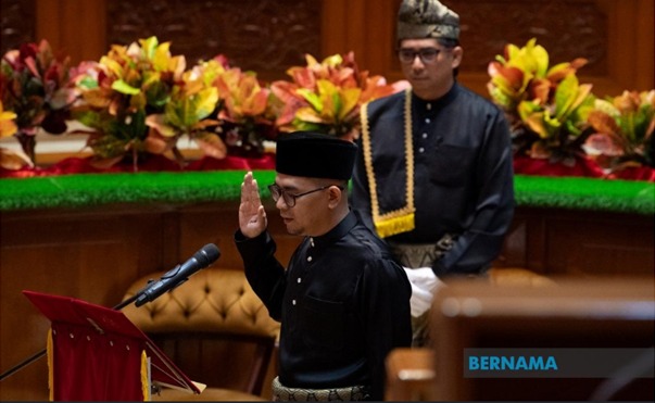 Mohd Azmawi Fikri Angkat Sumpah Sebagai Adun Nenggiri