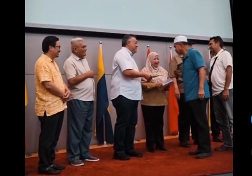 UMNO Perlis Sampaikan Bantuan Kerajaan Persekutuan Kepada Mangsa Banjir