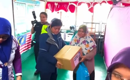 Azalina Lawat Mangsa Banjir Di Pengerang, Salur Bantuan