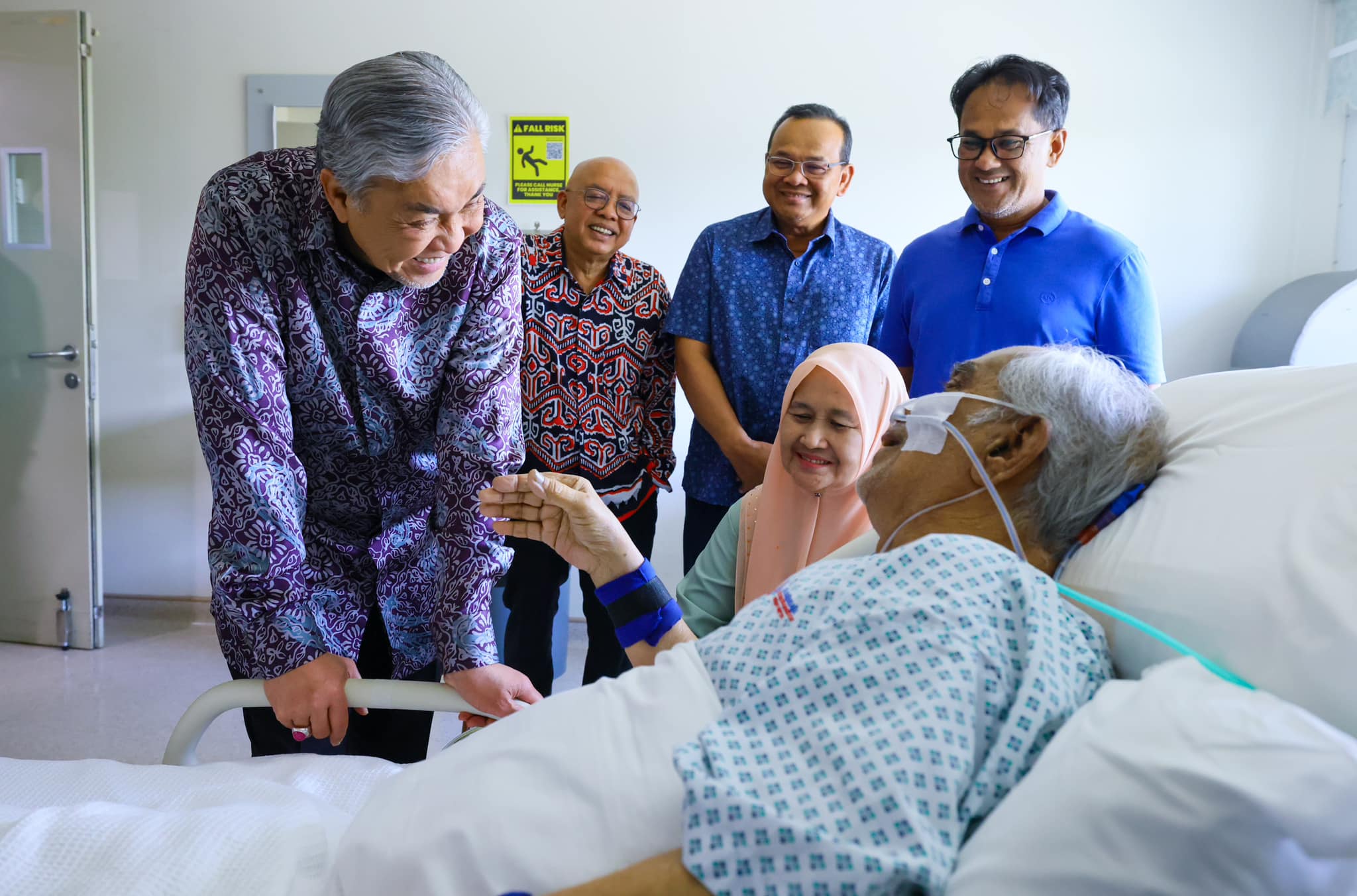 Ahmad Zahid Ziarah Mantan ADUN Kemasik, Doa Diberi Kesembuhan