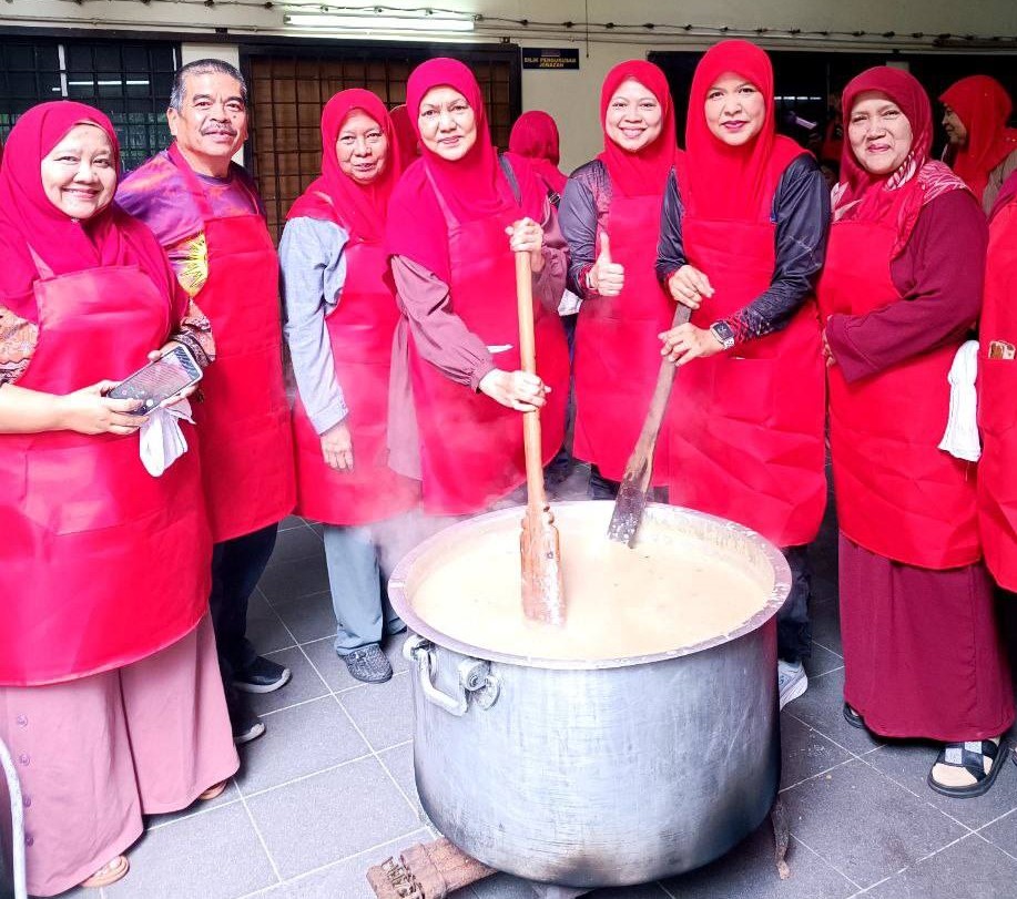 Wanita UMNO Lembah Pantai Jayakan Program Bubur Lambuk Sempena Ihya Ramadan