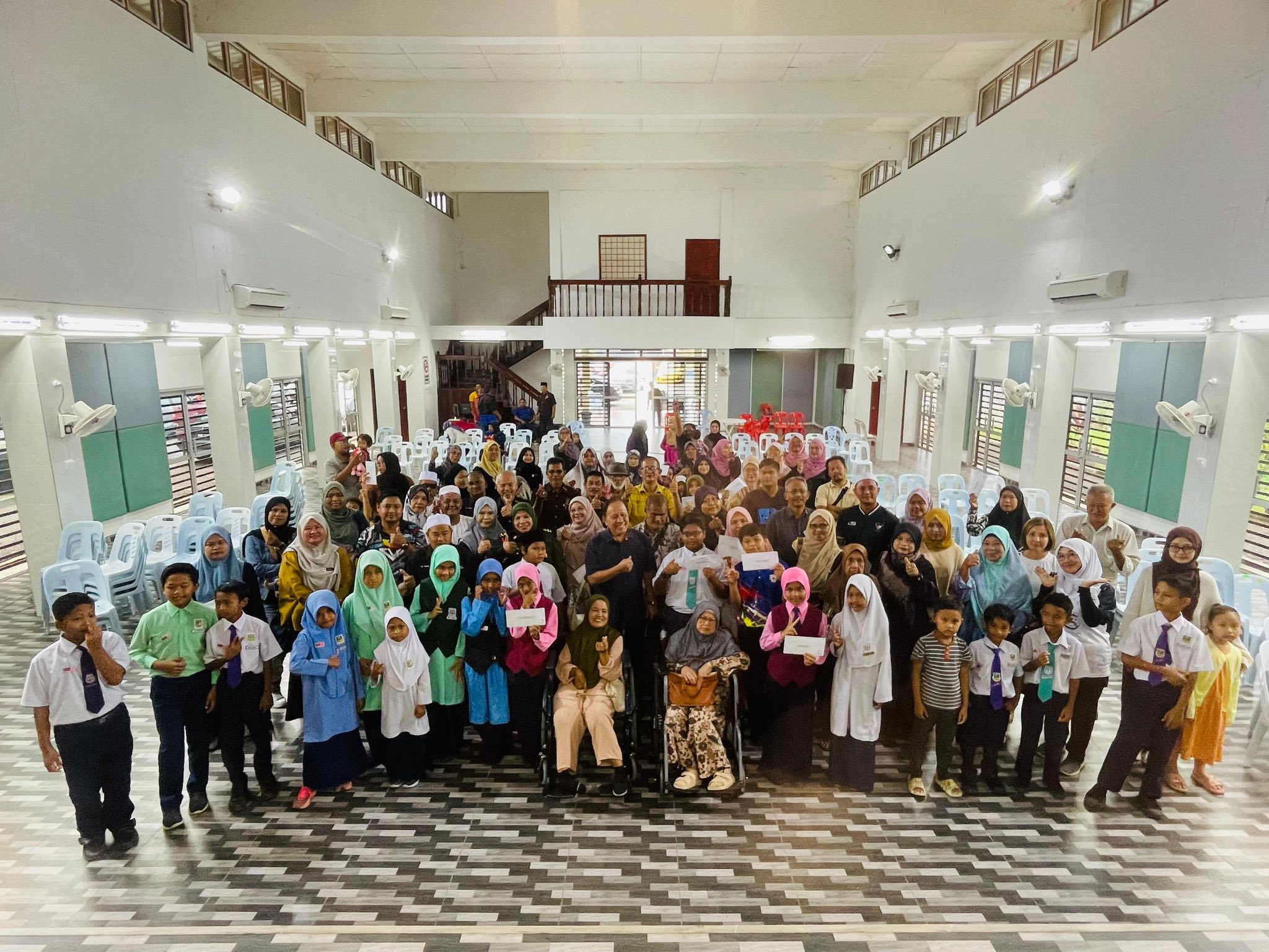 ADUN Senaling Sampaikan Bantuan Persekolahan, Sumbangan Warga Emas