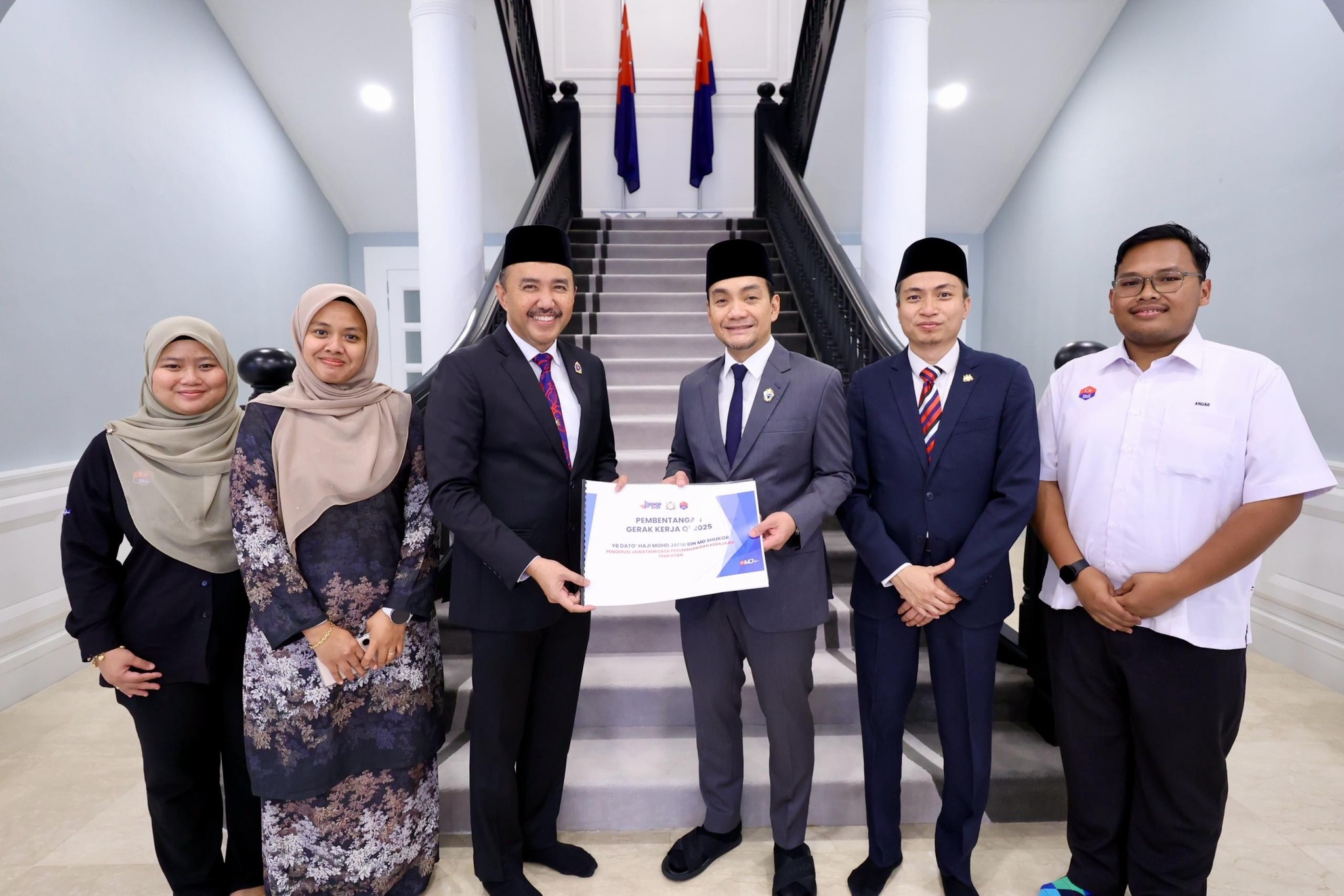 Mohd Jafni Bentang Prestasi Portfolionya Kepada MB Johor