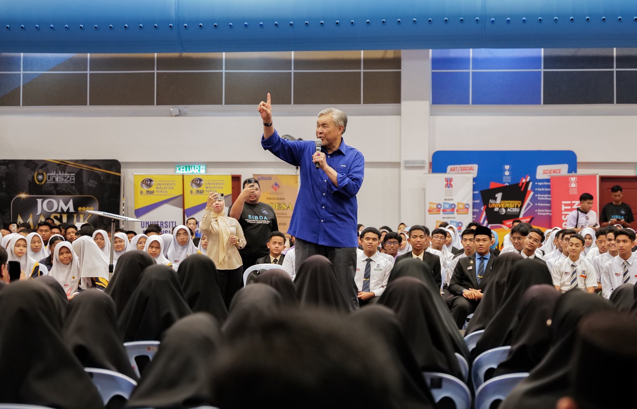 Teliti Semula Permohonan Pelajar Cemerlang SPM Gagal Ke IPT – TPM Ahmad Zahid