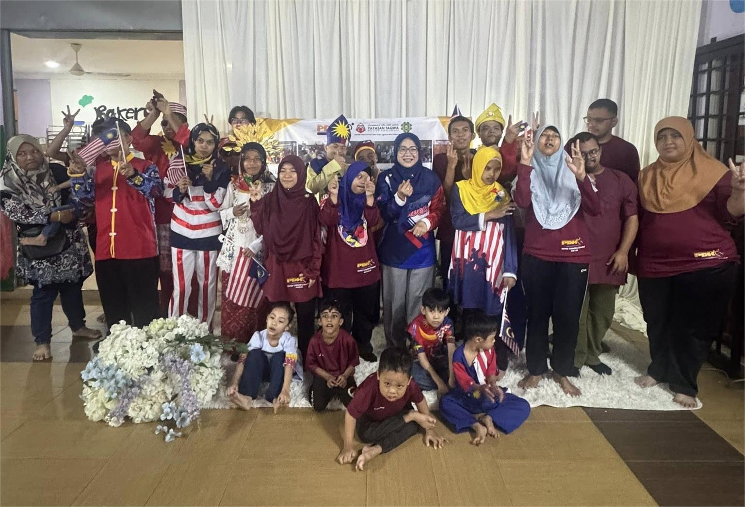 Semarak Merdeka: Norshida Santuni Anak-Anak PKPDK Dengan Kibaran Jalur Gemilang