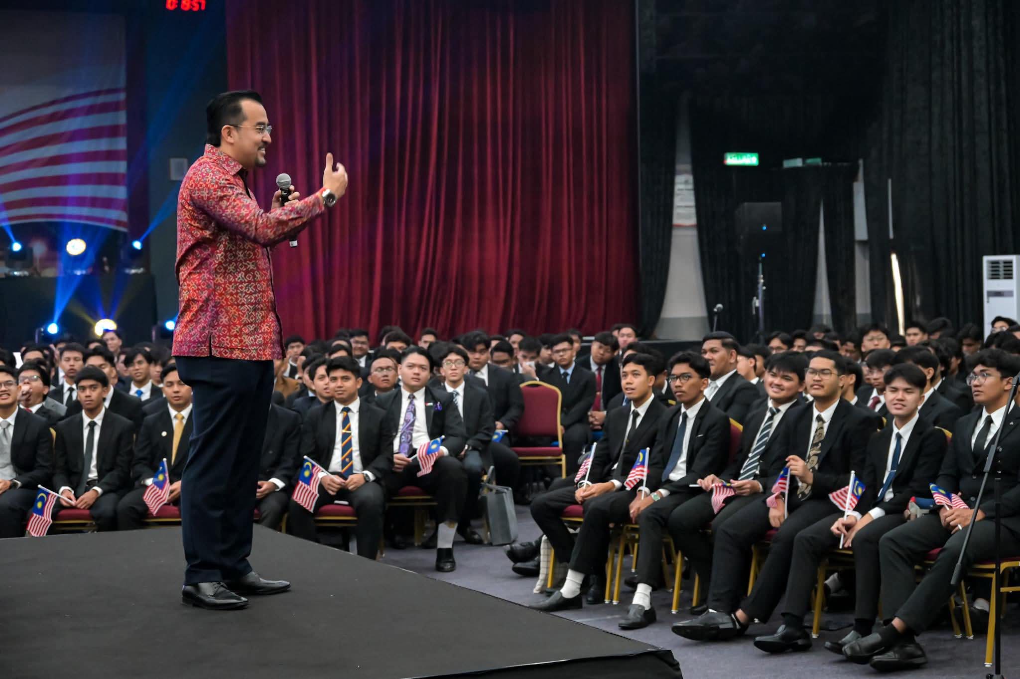 Dr Asyraf Beri Amanat Kepada 812 Pelajar MARA Ke Luar Negara