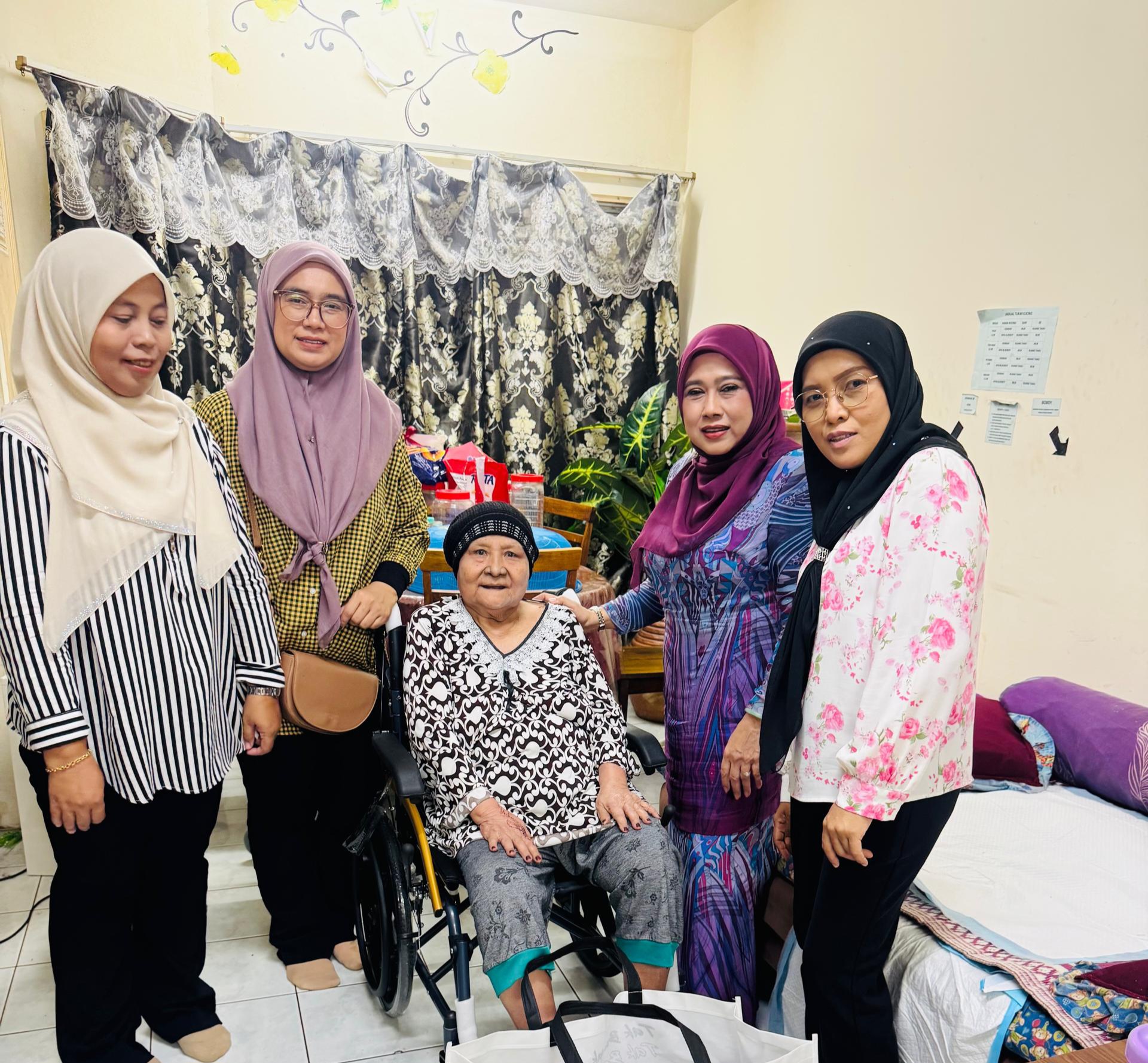 Wanita UMNO Putrajaya Santuni Rakyat, Laksana Sumbangan Kerusi Roda Dan Keperluan Asas