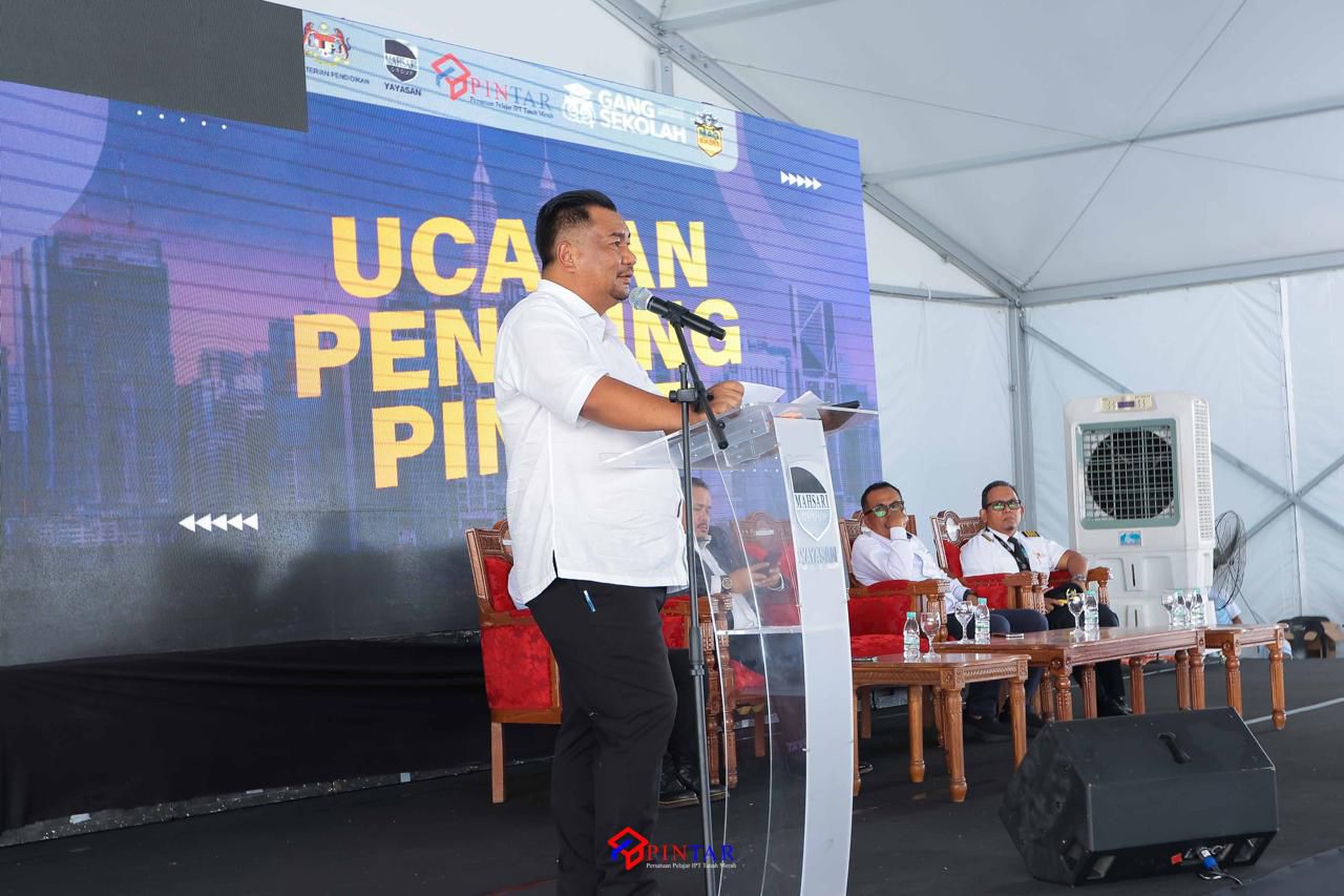 300 Pelajar STPM Tanah Merah Dirai, Diperkenal Kad Pintar – Wan Rakemi