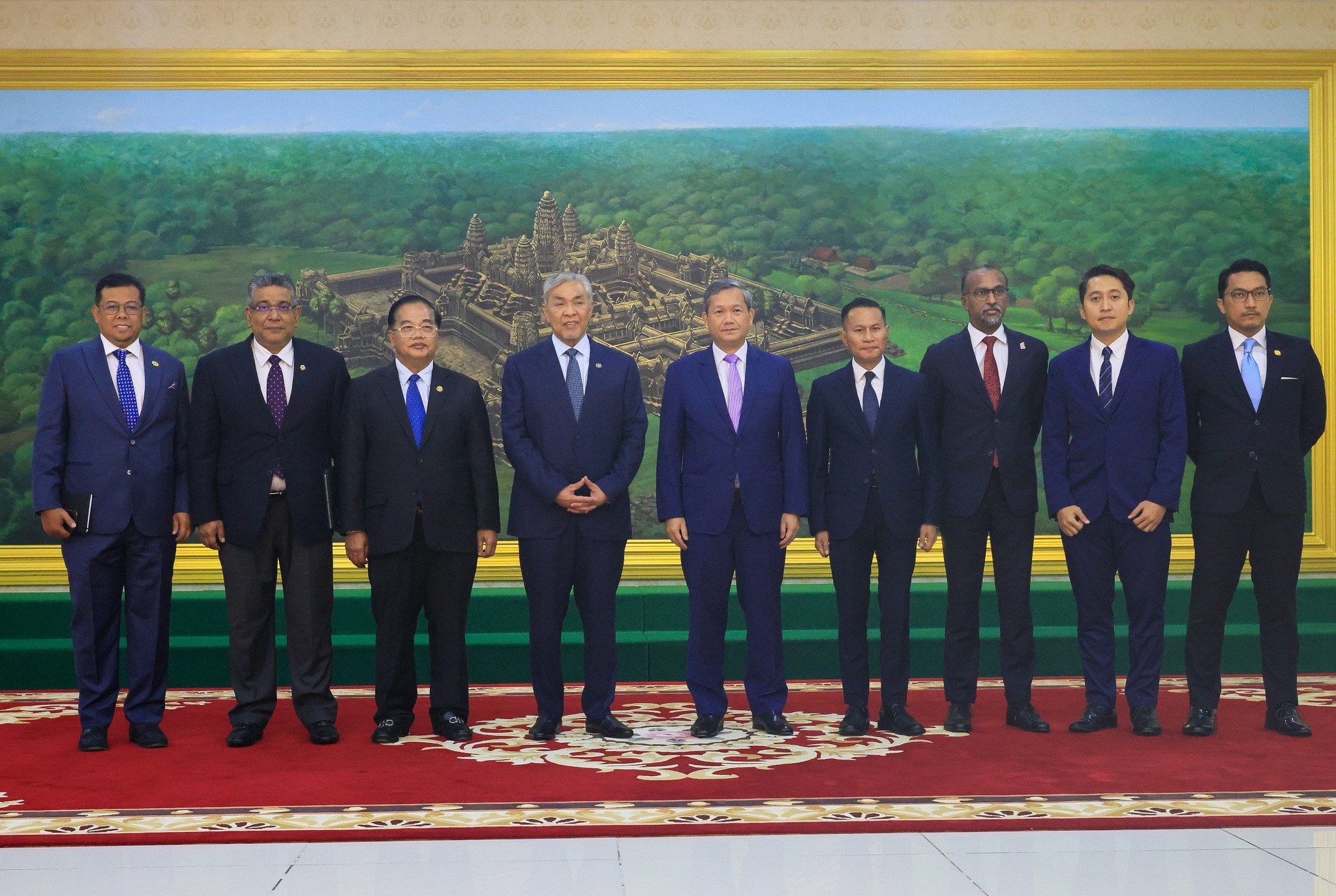 Ahmad Zahid Memperkukuh Hubungan Strategik Malaysia–Kemboja Di Peace Palace