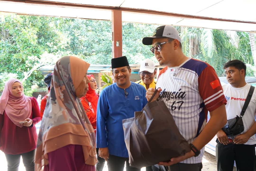 Misi Pasca Banjir: Dr Akmal dan Pemuda UMNO Hulur Bantuan Di Bukit Gantang