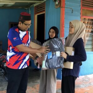 Mahasiswa Teruja, Najib Serahkan Bantuan Komputer Riba Siswa Johor