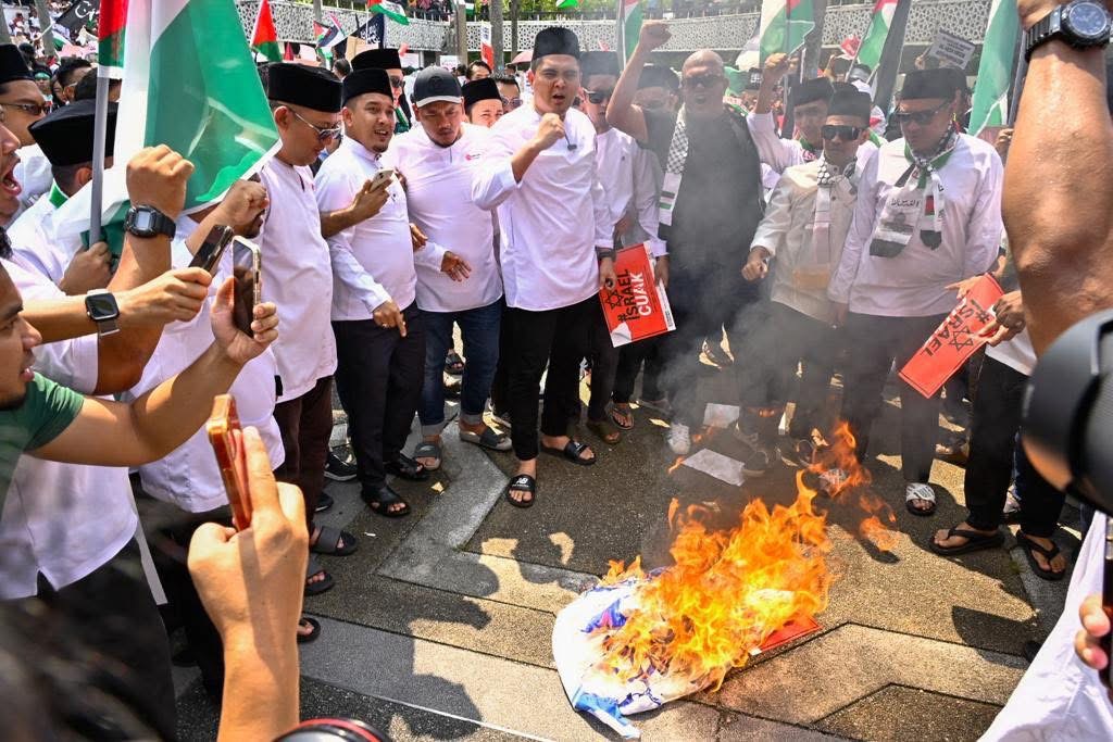 Akmal Desak Penganjur Minta Maaf Kibarkan Bendera Israel