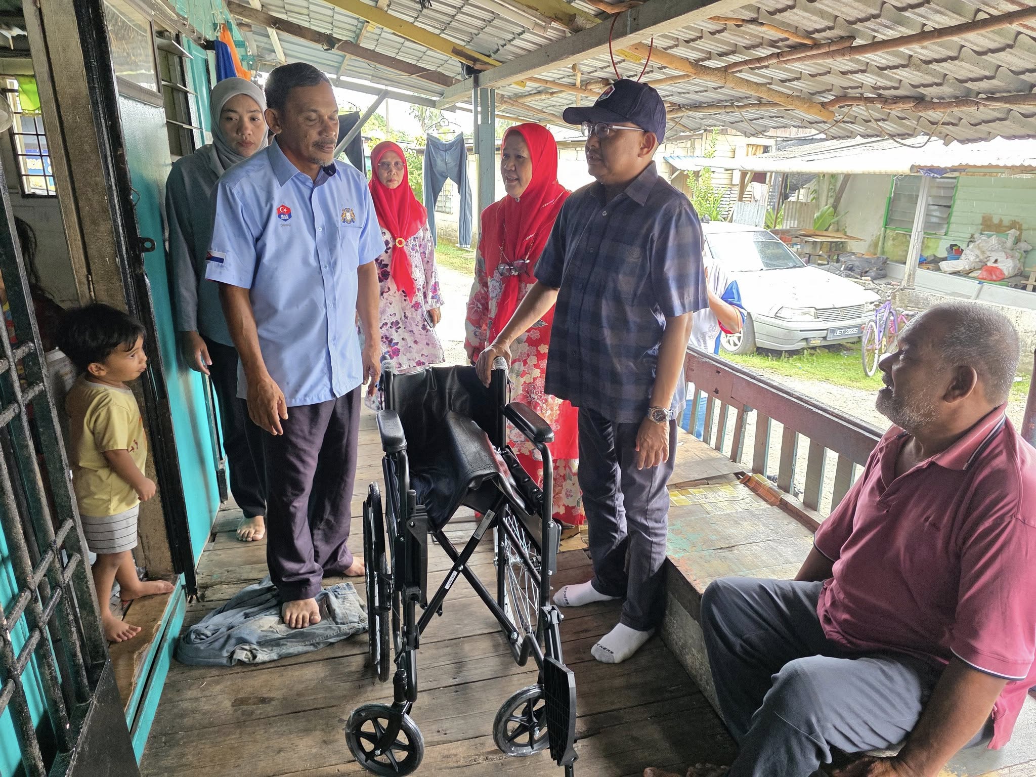 Politik Khidmat Bakti Diteruskan Di Mersing, Sampaikan Bantuan Kepada Yang Memerlukan