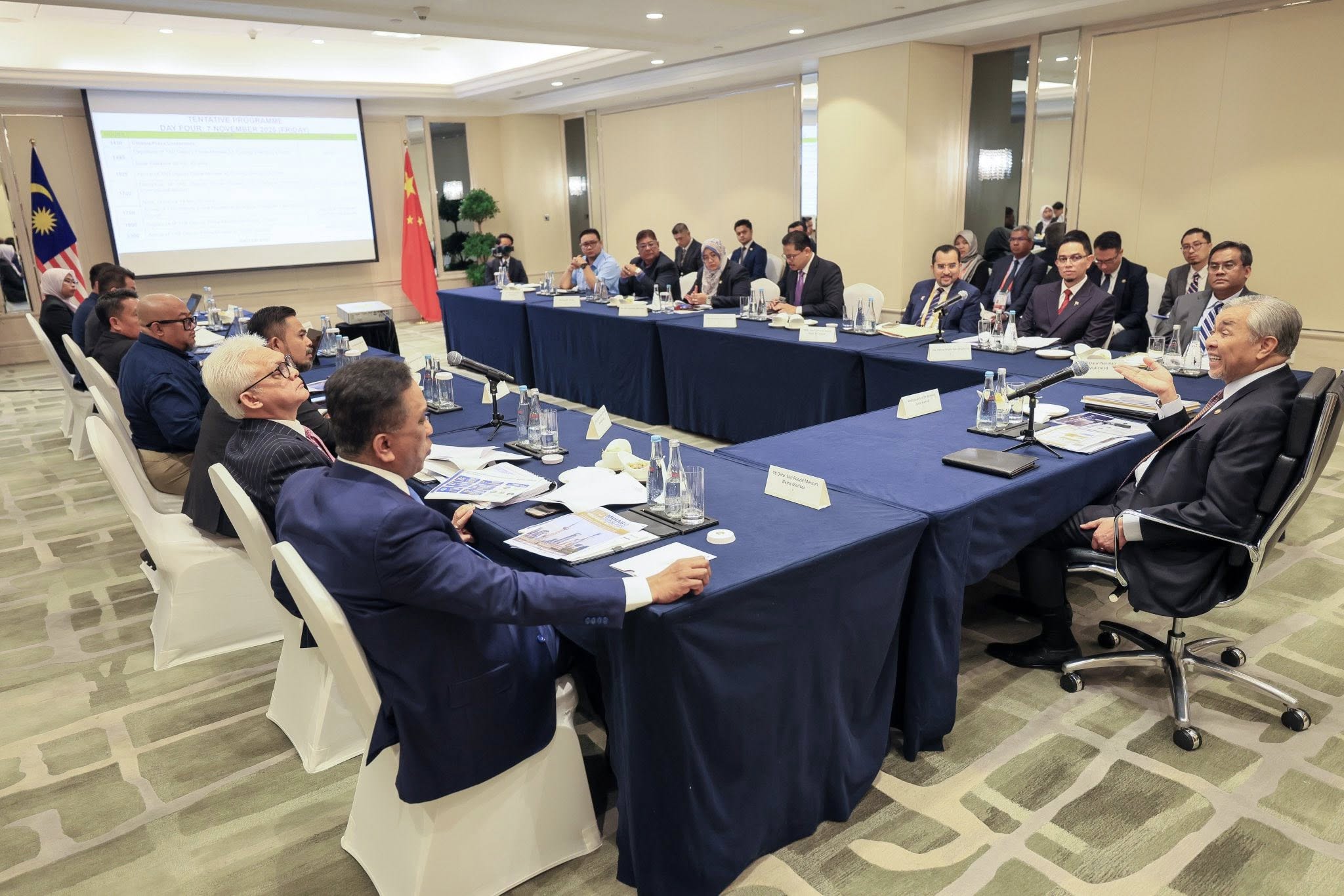 Ahmad Zahid Pengerusikan Sesi Pre-Council Bersama Delegasi Malaysia di Shanghai