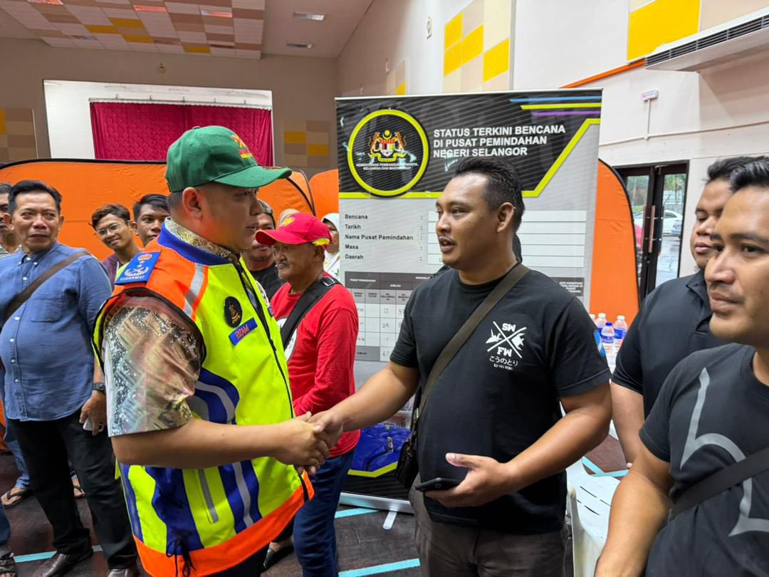 Rizam Santuni Mangsa Banjir, Tinjau Situasi Terkini Di PPS