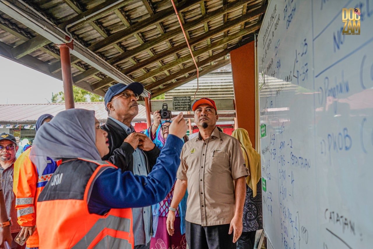 Dr Zambry Turun Padang, Lawat Mangsa Banjir