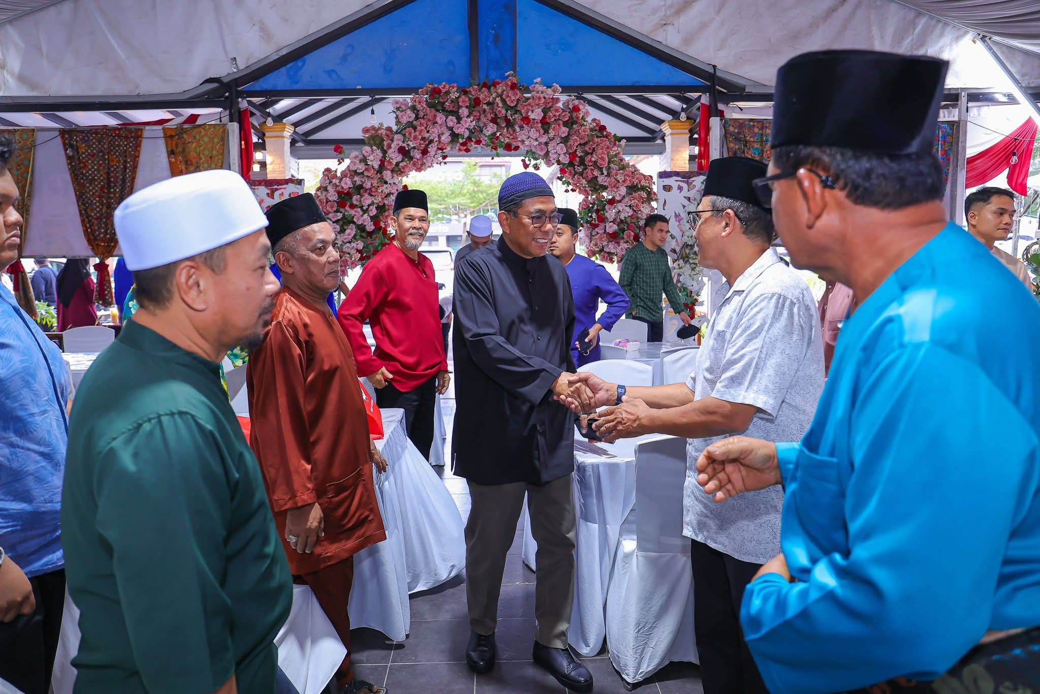 PASIR GUDANG 21 Feb--Menteri Pertahanan merangkap Ketua UMNO Bahagian Pasir Gudang Datuk Seri Mohamed Khaled Nordin semasa menghadiri Majlis Berbuka Puasa bersama ahli serta kepimpinan UMNO Bahagian Pasir Gudang di sini hari ini.