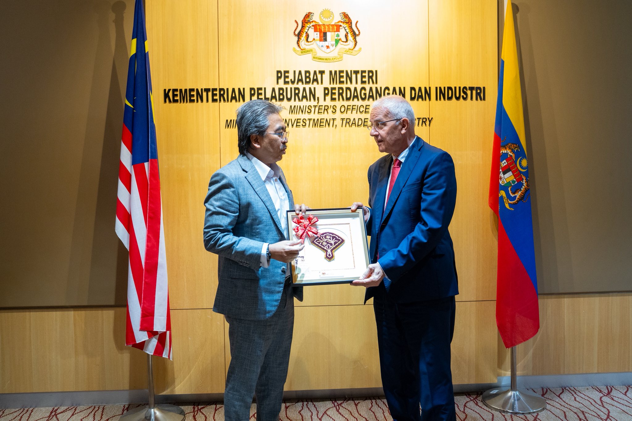 Cermin Kekukuhan Hubungan Dua Hala … Johari Terima Kunjungan Hormat Czech Republic