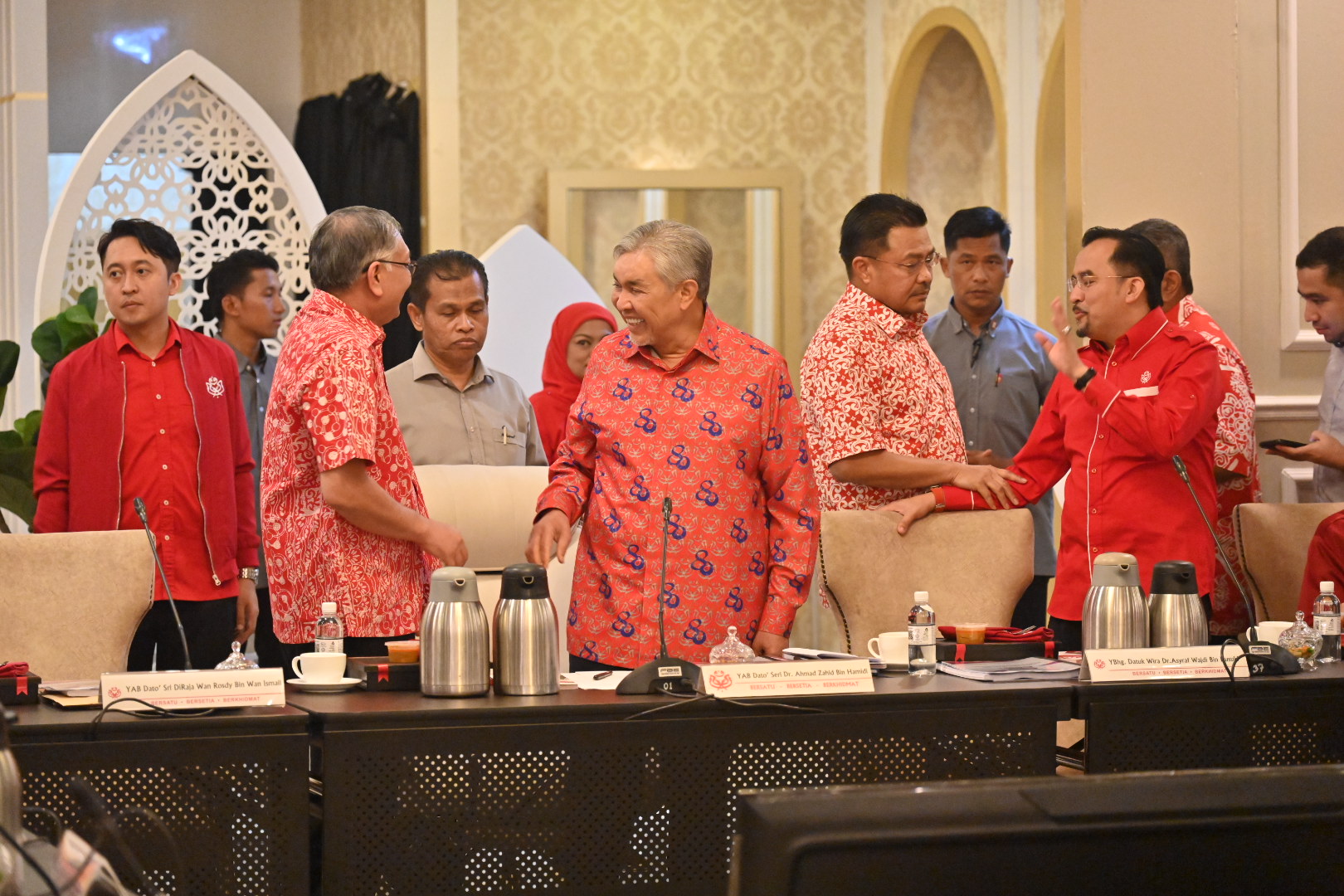 UMNO Terima Hampir 6,300 Permohonan Masuk Semula, Termasuk Hishammuddin Dan Khairy