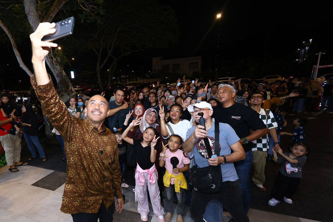 Taman Teluk Danga Tarik 7,000 Pengunjung Pada Malam Pertama Pembukaan
