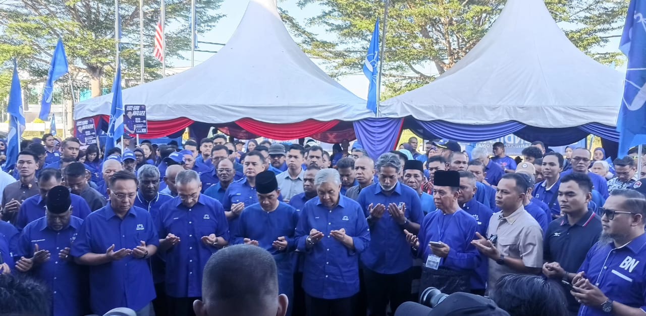 Ahmad Zahid Iringi Onn Hafiz Ke Pusat Penamaan DUN Machap